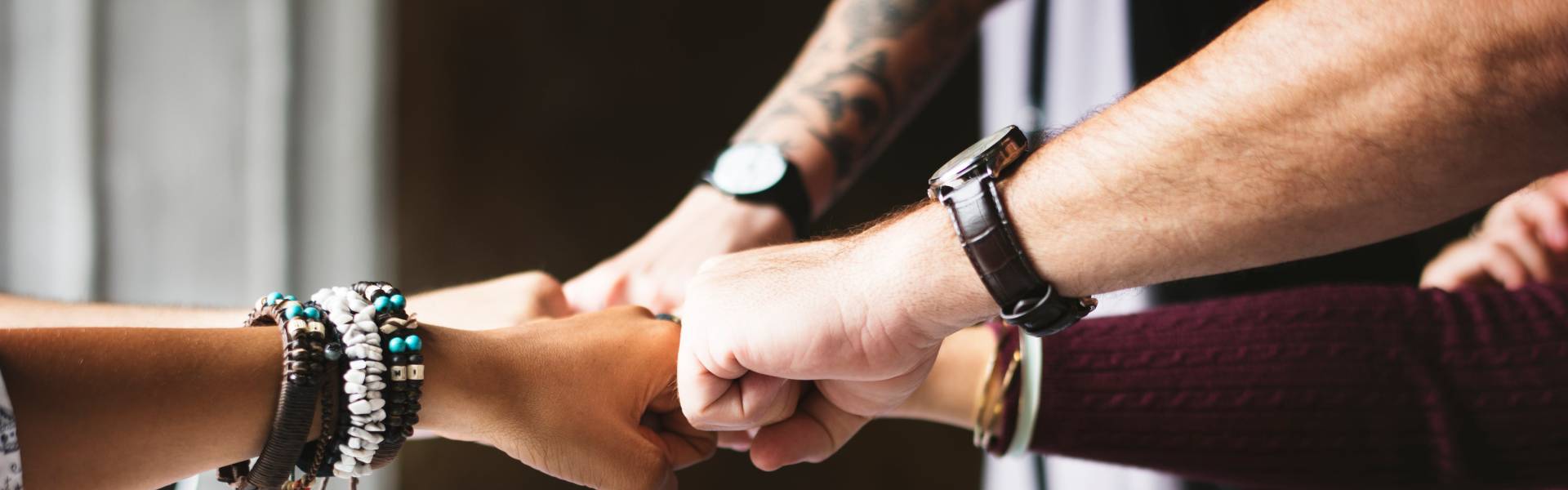 Masa üzerinde yumruk tokuşturma2